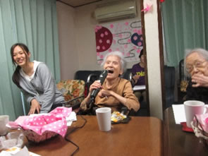 おやつを食べながら